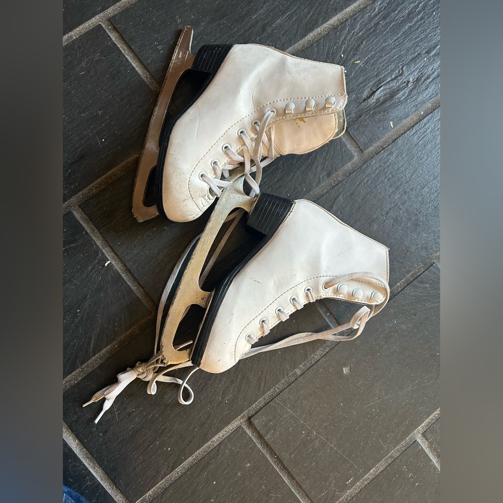Girls figure skates size 1